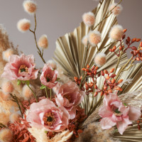 Композиция из стабилизированных цветов и сухоцветов Ваби-Саби в персиковой теплой гамме в вазе