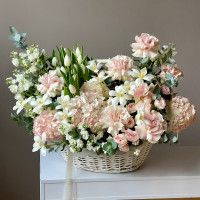 Корзина с тюльпанами, гортензией, розами и маттиолой