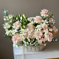 Корзина с тюльпанами, гортензией, розами и маттиолой