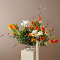 Композиция на парящей стеклянной подставке с тюльпанами, цикламенами и ранункулюсами