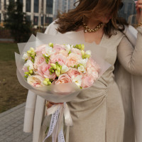 Букет весенний с пионовидными розами и фрезией