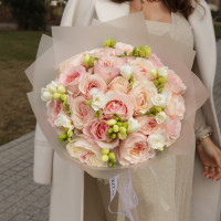 Букет весенний с пионовидными розами и фрезией