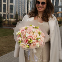 Букет весенний с пионовидными розами и фрезией