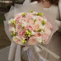 Букет весенний с пионовидными розами и фрезией