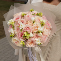 Букет весенний с пионовидными розами и фрезией
