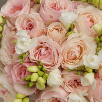 Букет весенний с пионовидными розами и фрезией