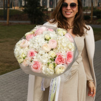 Букет нежный с пионовидными розами и гортензией