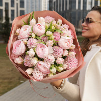 Букет с ранункулюсами, тюльпанами и гиацинтами