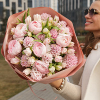 Букет с ранункулюсами, тюльпанами и гиацинтами