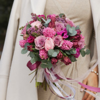 Весенний букет с гиацинтами, сиренью, розами и тюльпанами