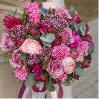 Весенний букет с гиацинтами, сиренью, розами и тюльпанами