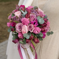 Весенний букет с гиацинтами, сиренью, розами и тюльпанами