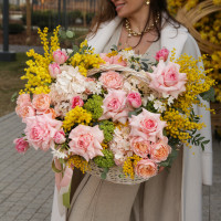 Корзина с французскими розами и мимозой