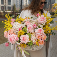 Корзина с французскими розами и мимозой