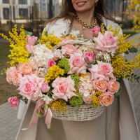 Корзина с французскими розами и мимозой
