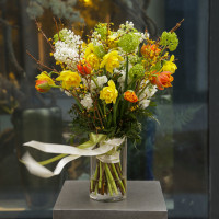 Букет ароматный с сиренью, тюльпанами и нарциссами