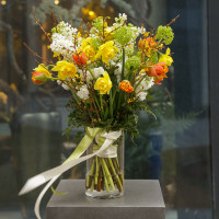 Букет ароматный с сиренью, тюльпанами и нарциссами