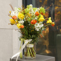 Букет ароматный с сиренью, тюльпанами и нарциссами