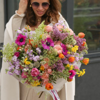 Букет садовый с анемонами, тюльпанами и розами