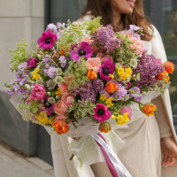 Букет садовый с анемонами, тюльпанами и розами