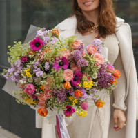 Букет садовый с анемонами, тюльпанами и розами