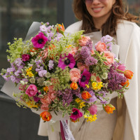 Букет садовый с анемонами, тюльпанами и розами