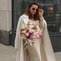 Изысканный ароматный букет с сиренью, ранункулюсами и анемонами