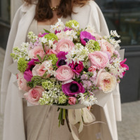 Изысканный ароматный букет с сиренью, ранункулюсами и анемонами