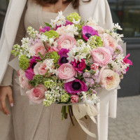 Изысканный ароматный букет с сиренью, ранункулюсами и анемонами