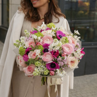 Изысканный ароматный букет с сиренью, ранункулюсами и анемонами