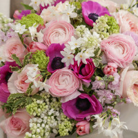 Изысканный ароматный букет с сиренью, ранункулюсами и анемонами