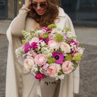 Изысканный ароматный букет с сиренью, ранункулюсами и анемонами