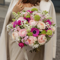 Изысканный ароматный букет с сиренью, ранункулюсами и анемонами