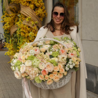 Корзина с нежным персиковым миксом весенних цветов