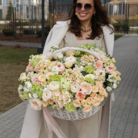 Корзина с нежным персиковым миксом весенних цветов