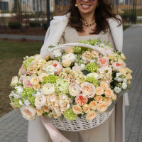 Корзина с нежным персиковым миксом весенних цветов