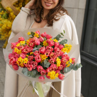 Букет ярких тюльпанов с нарциссами
