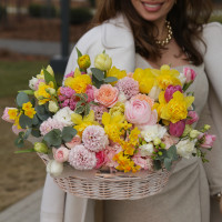 Корзина с гиацинтами и миксом весенних ярких цветов 