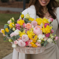 Корзина с гиацинтами и миксом весенних ярких цветов 