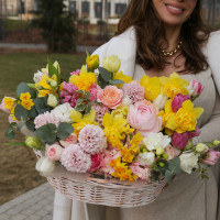 Корзина с гиацинтами и миксом весенних ярких цветов 