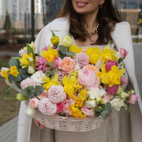 Корзина с гиацинтами и миксом весенних ярких цветов 