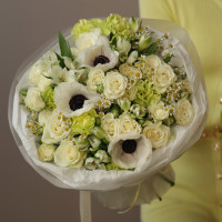 Лаймовый букет с анемонами и розами
