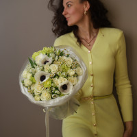 Лаймовый букет с анемонами и розами