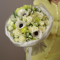 Лаймовый букет с анемонами и розами