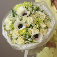 Лаймовый букет с анемонами и розами