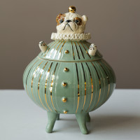 Авторская шкатулка с королевским псом в костюме с пуговками (фарфор)