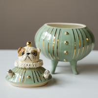 Авторская шкатулка с королевским псом в костюме с пуговками (фарфор)