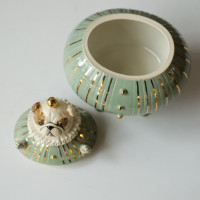 Авторская шкатулка с королевским псом в костюме с пуговками (фарфор)