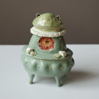 Авторская шкатулка с жабой в жабо (фарфор)