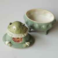 Авторская шкатулка с жабой в жабо (фарфор)